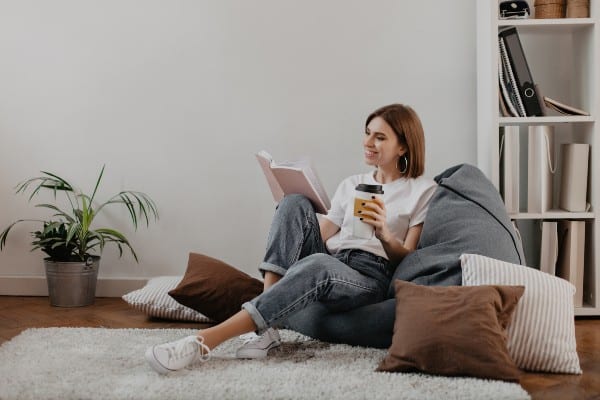 chica en casa a la ultima moda