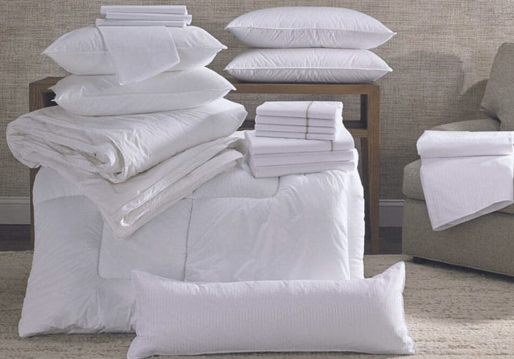 almohadas y ropas de cama