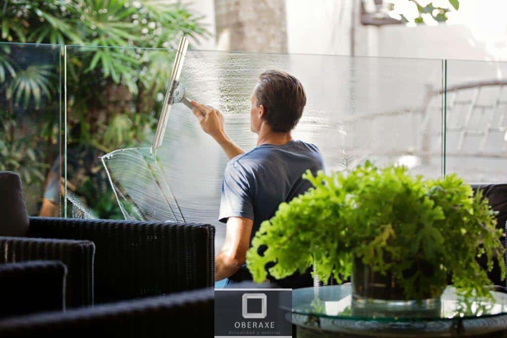 Hombre limpiando hogar