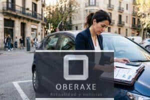Persona revisando las condiciones para empeñar su coche